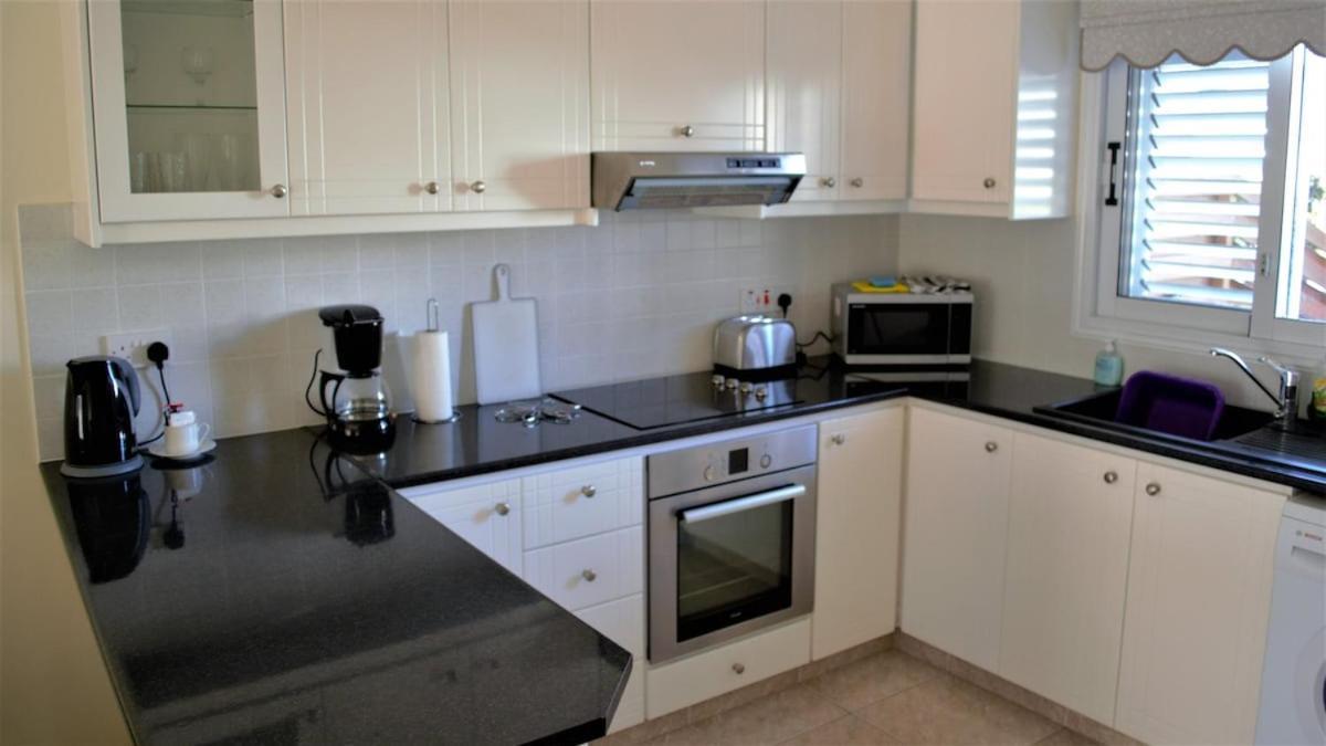 Sun Island Apartments Paphos ภายนอก รูปภาพ